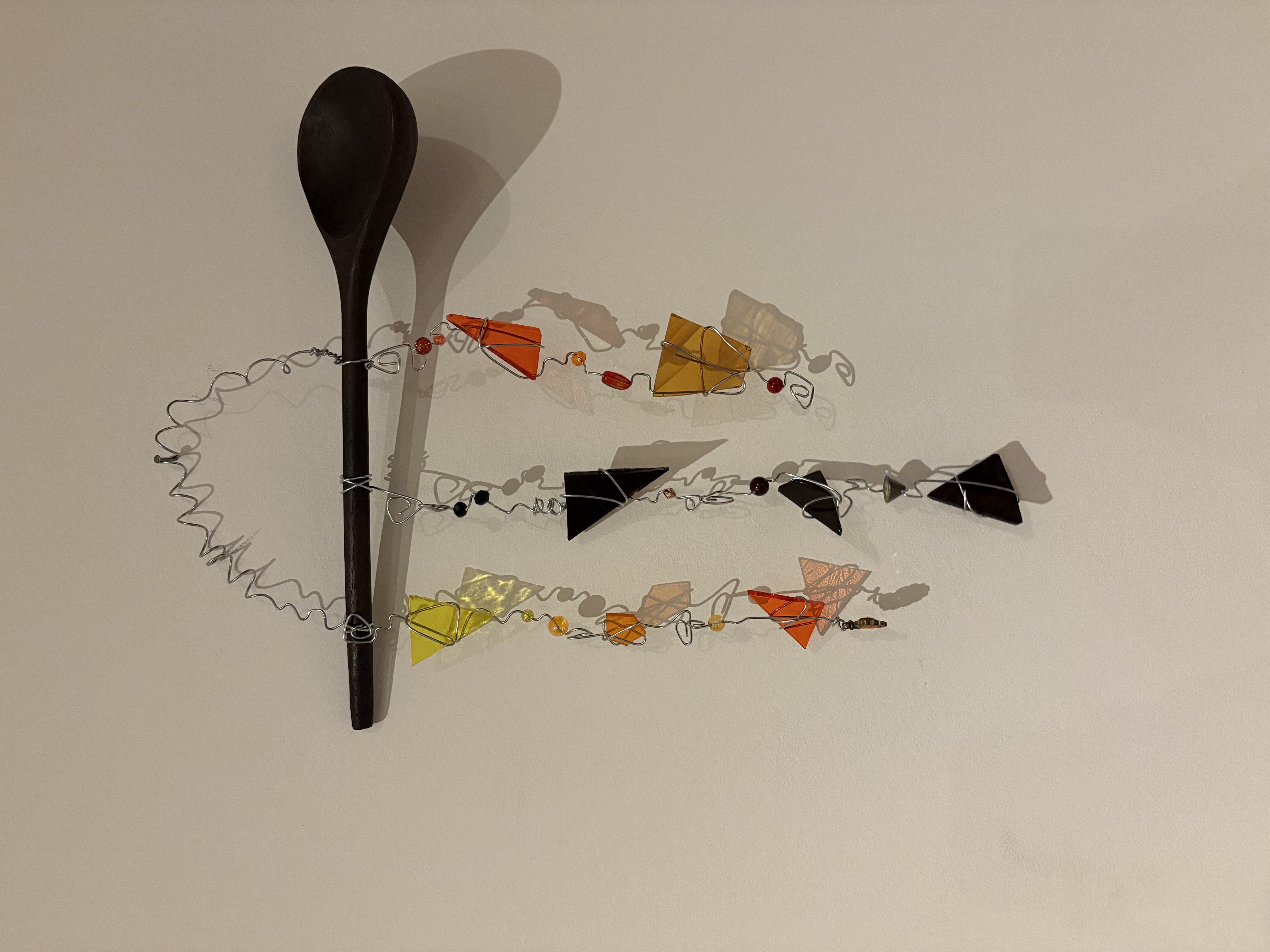 Windspiel aus Draht, Glas, Perlen und Kochlöffel