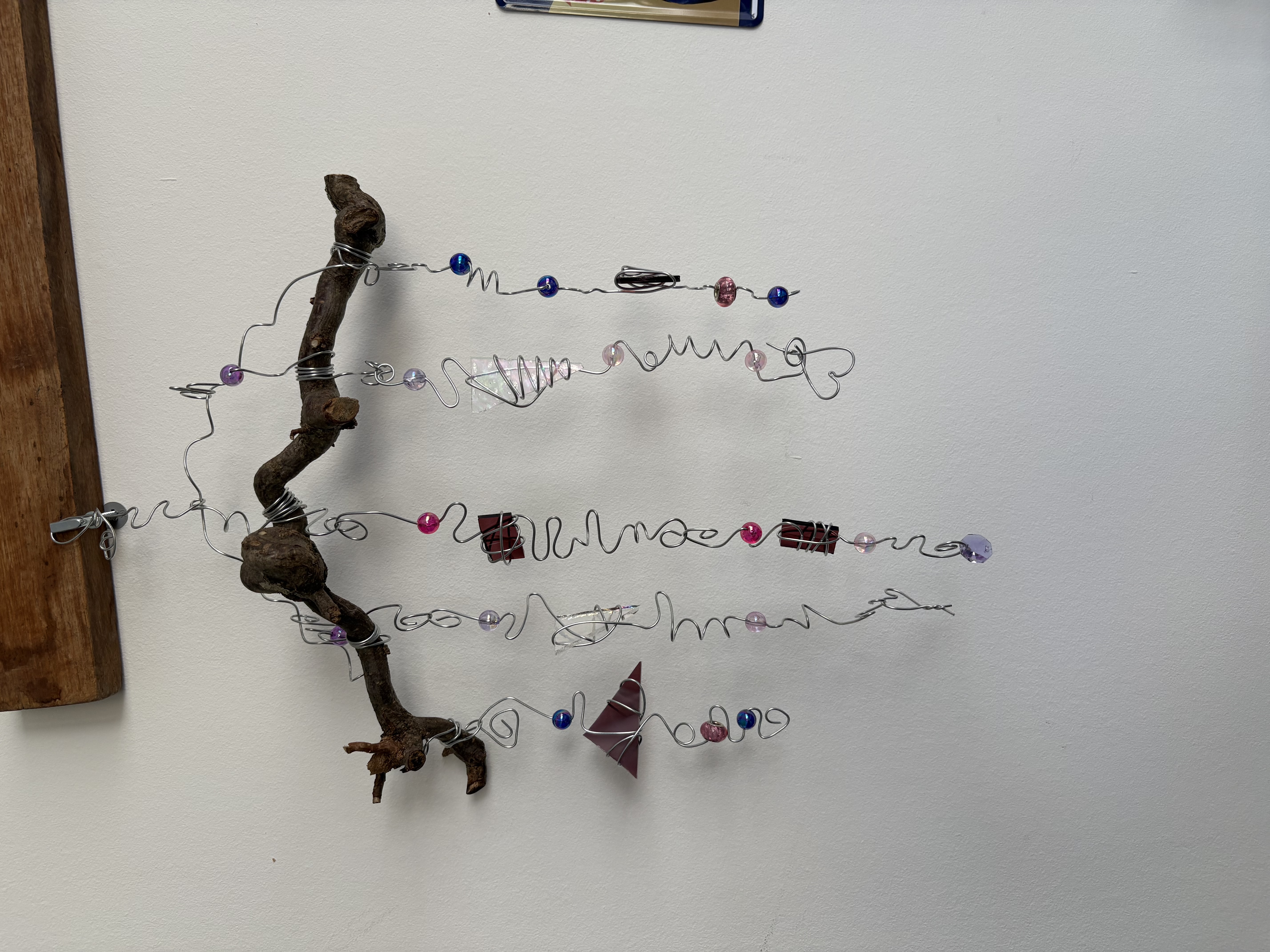 Windspiel aus Draht, Glas, Perlen und Korkenzieherhasel