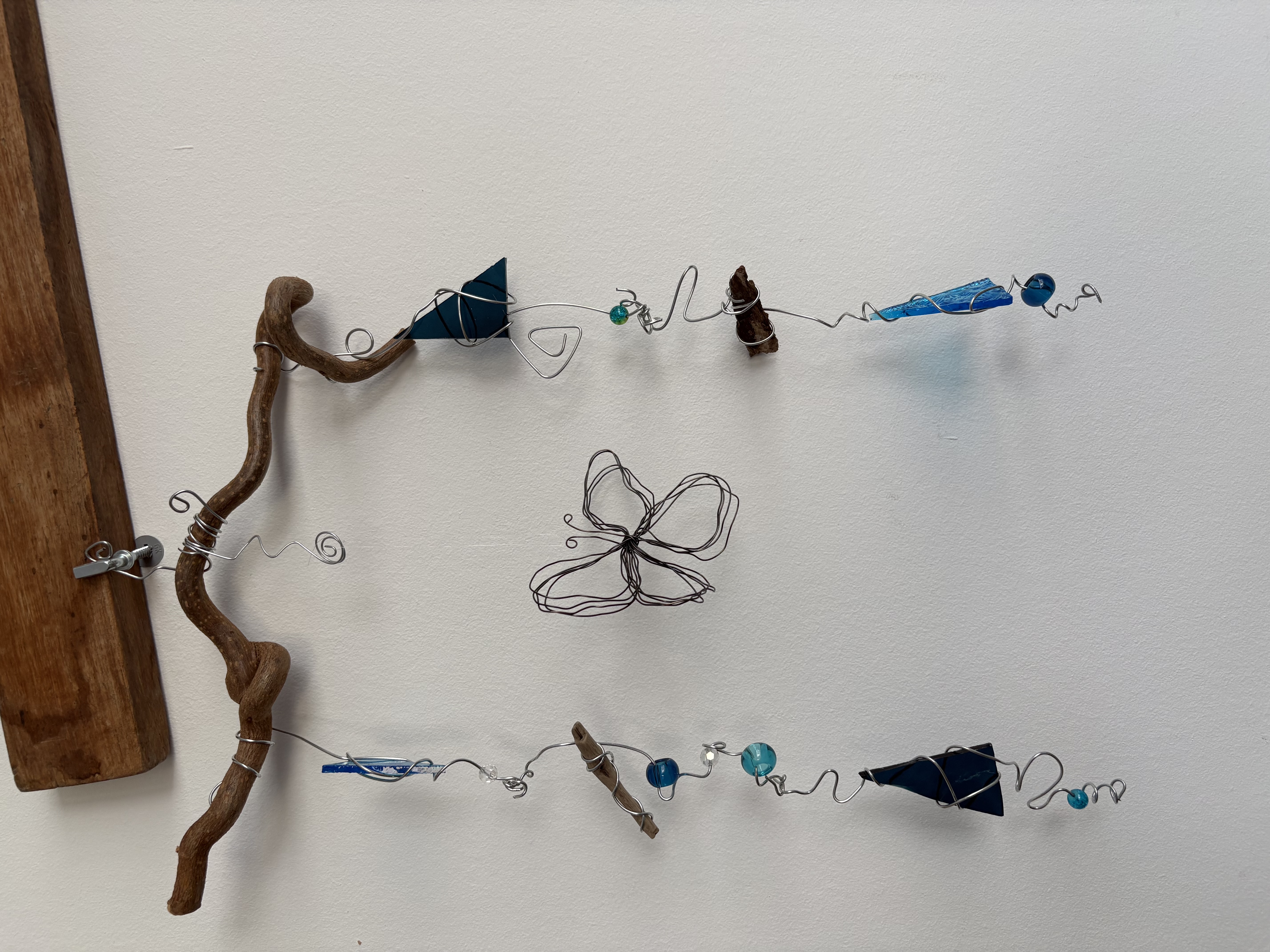 Windspiel aus Draht, Glas, Perlen und Korkenzieherhasel