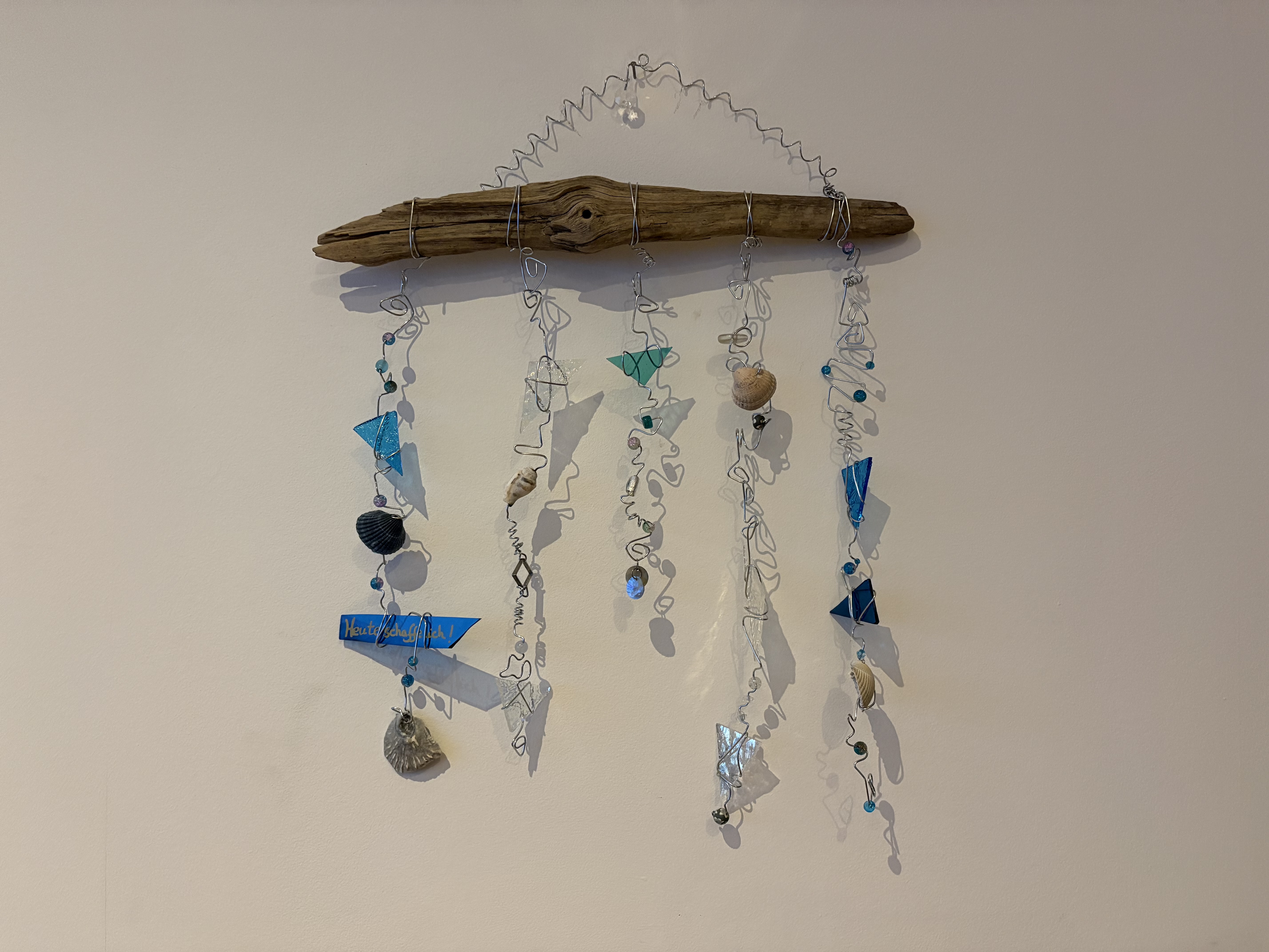 Windspiel aus Draht, Glas, Perlen und Treibholz