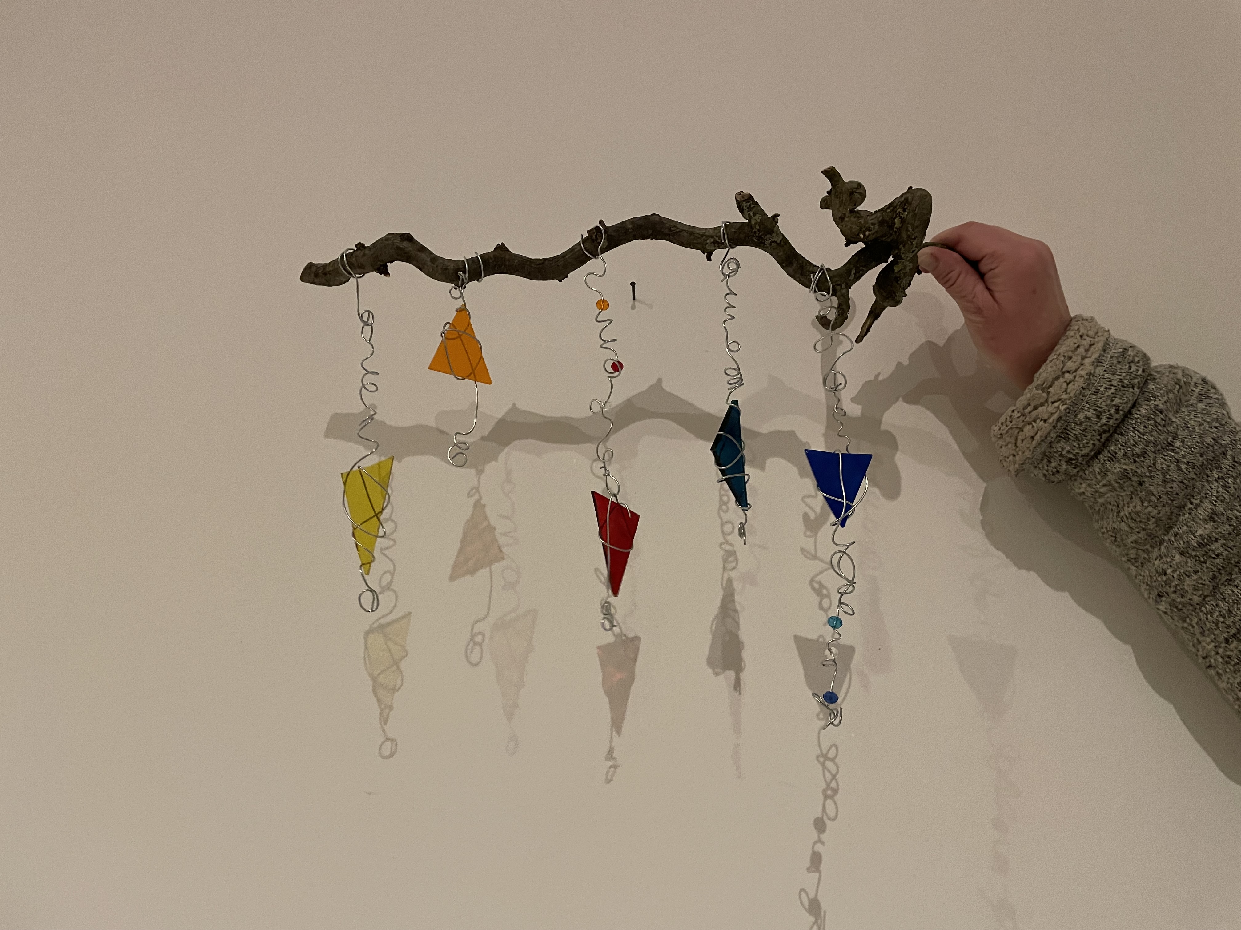 Windspiel aus Draht, Glas, Perlen und Korkenzieherhasel