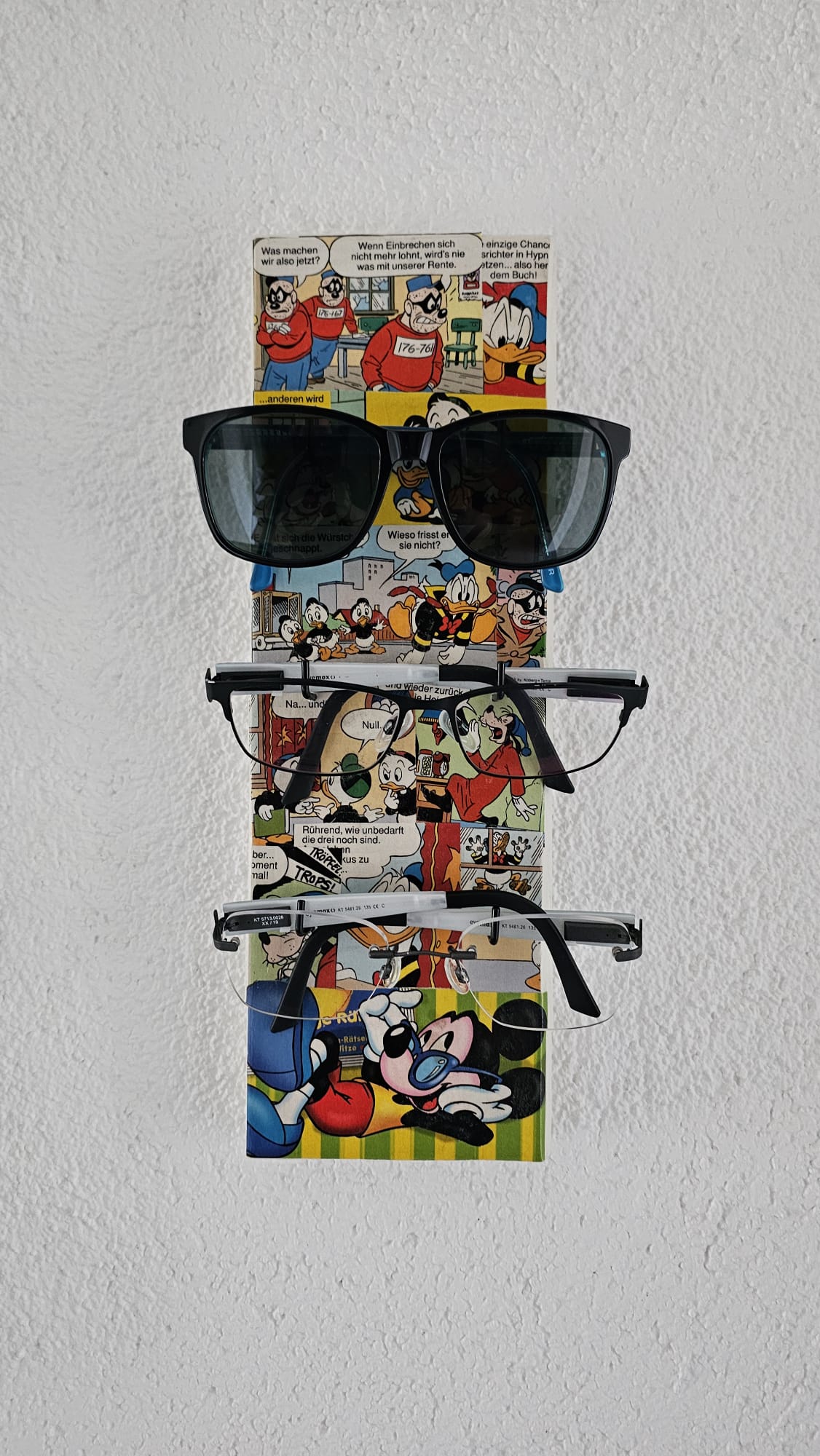 Wand-Brillenhalter aus Holz mit Comic-Decoupage