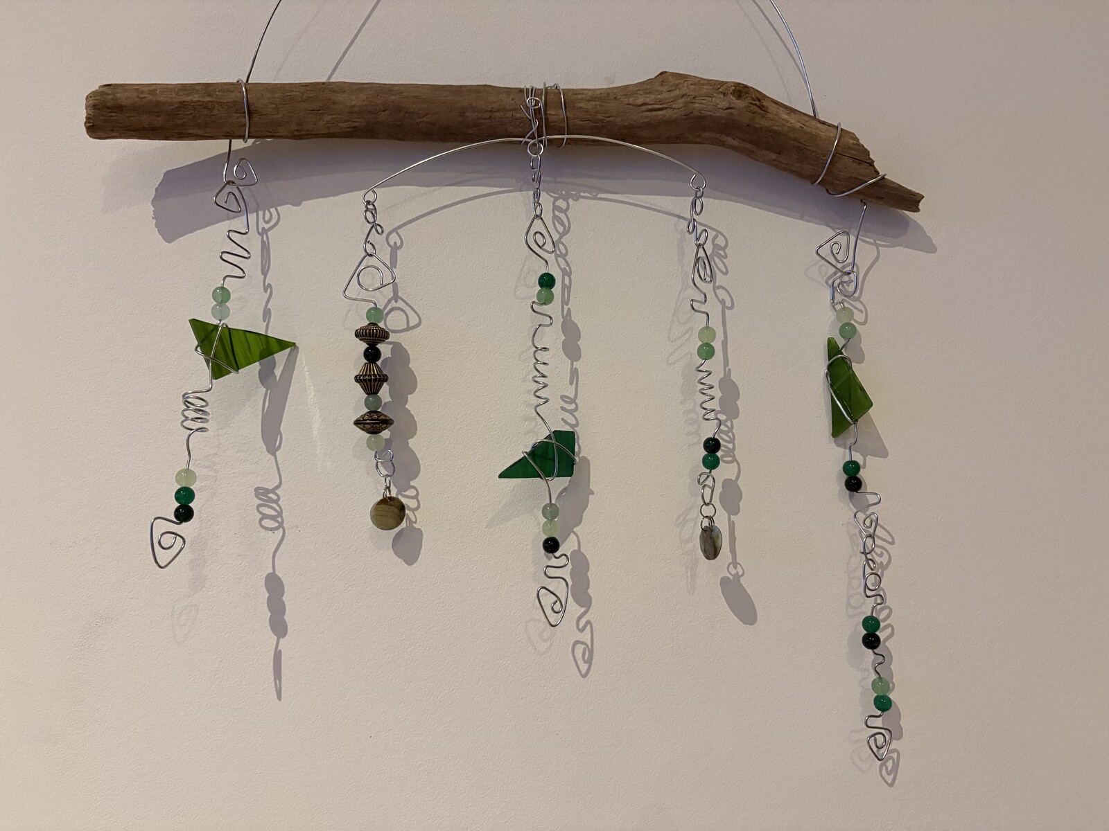 Windspiel aus Draht, Glas, Perlen und Treibholz
