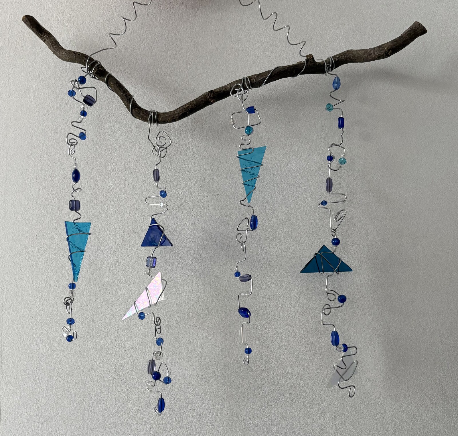 Windspiel aus Draht, Glas, Perlen und Korkenzieherhasel