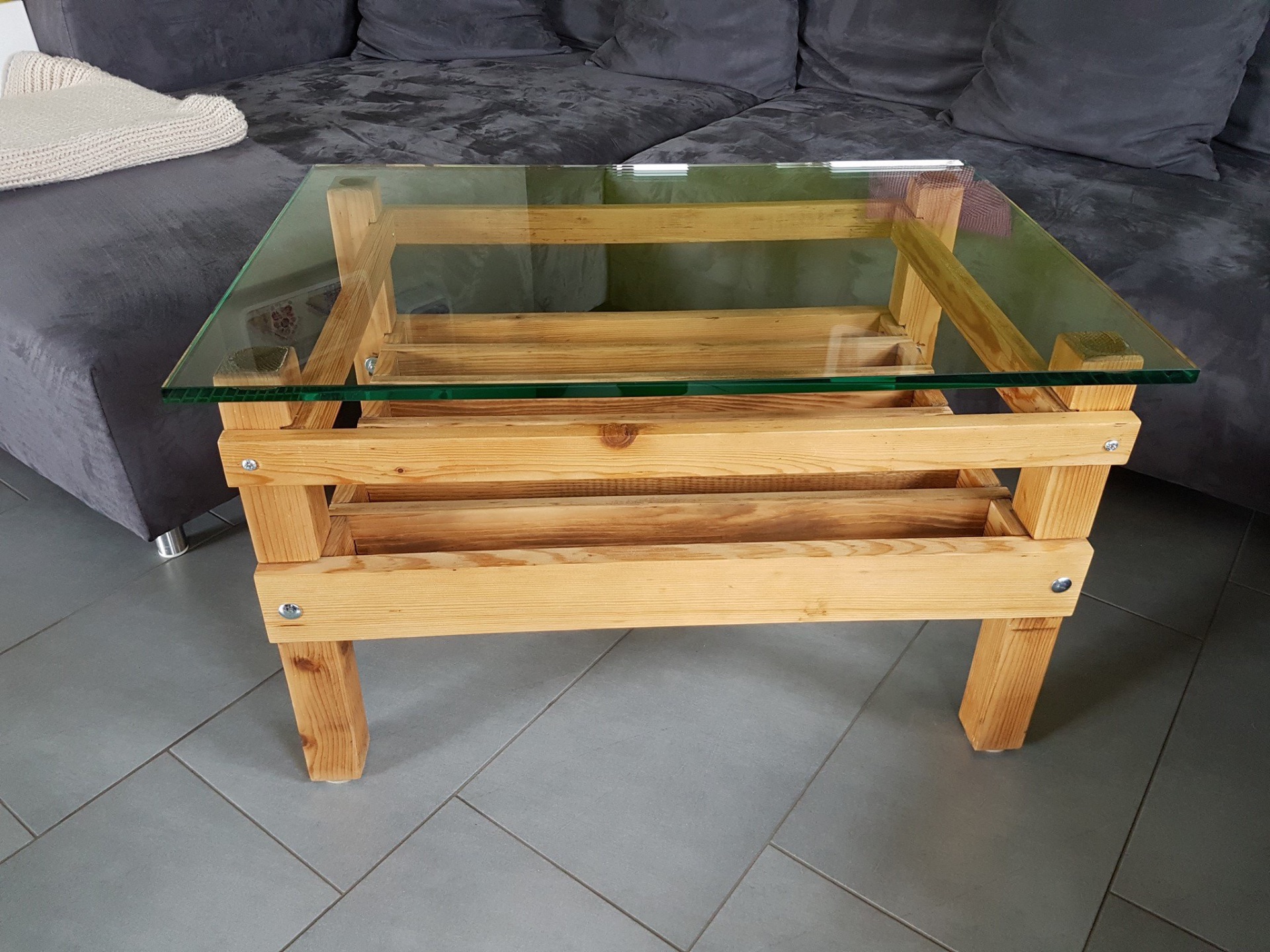 Quadratischer Holztisch mit Glasplatte von vorn